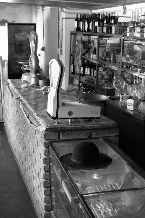 Dućan, pošta, birtija...