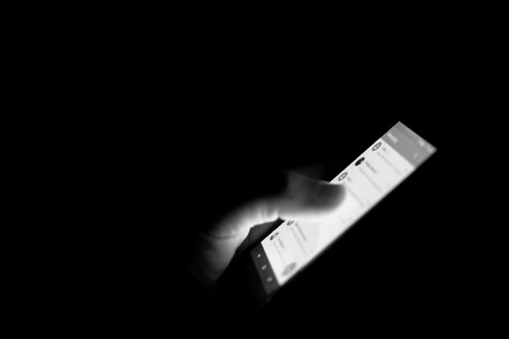 Ekran mobitela u mraku.